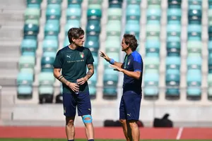 HLV Mancini và Zaniolo trên sân tập đội tuyển Italia