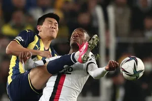 Kim Min-jae (trái) của Fenerbache