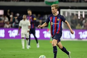 De Jong vẫn đang chờ lời đề nghị từ Chelsea