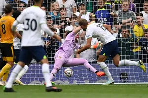 Harry Kane ghi bàn bằng quả đánh đầu cận thành