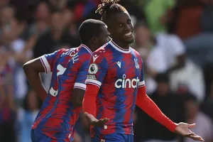 Wilfried Zaha giúp Crystal Palace lội ngược dòng