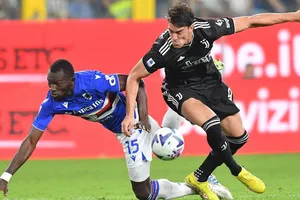 Tiền đạo Vlahovic đi bo1nb qua hậu vệ Sampdoria