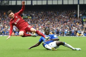 Robertson và pha vào bóng nguy hiễm của Onana