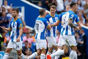 Các cầu thủ Brighton ăn mừng bàn thắng