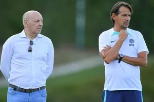 HLV Simone Inzaghi (phải) và Giám đốc điều hành Beppe Marotta trên sân tập Inter Milan