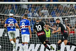 Oliver Giroud sút thắng quả 11m