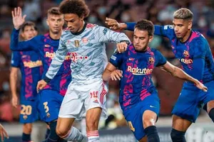 Leroy Sane đi bóng trước hàng phòng thủ Barcelona