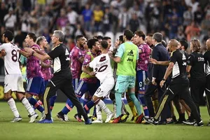 Tranh cãi cxuo61i trận dẫn đến 3 chiếc thẻ đỏ cho đôi bên