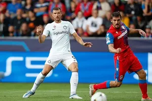 Edin Dzeko ghi bàn mở tỷ số trận đấu