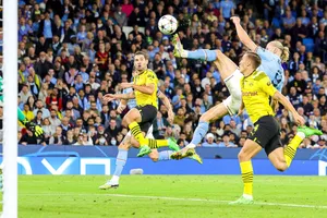Erling Haaland và pha ghi bàn khó tin vào lưới Vàng đen