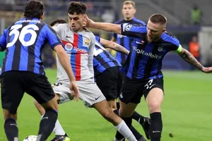 Hàng thủ Inter khóa chặt mũi nhọn Pedri của Barcelona