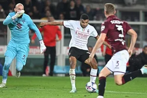 Messias ghi bàn sau tình huống kéo ngã hậu vệ Torino