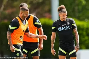 Kyle Walker và Kalvin Phillips trên sân tập