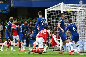 Gabriel đã lao vào kịp lúc để tung lưới Chelsea