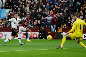 Leon Baily sút hạ thủ thành David De Gea