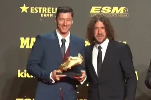 Robert Lewandowski và Carles Puyol
