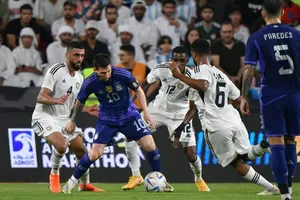 Messi đi bóng trước hàng phòng thủ UAE
