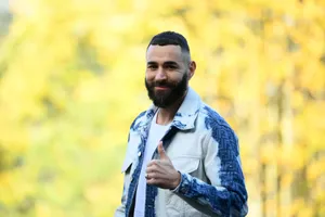 Karim Benzema đến sân với nụ cười tươi