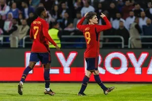 Ansu Fati ăn mừng bàn thắng cùng Gavi