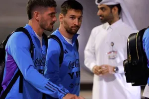 Messi bỏ lỡ nửa buổi tập ở Qatar