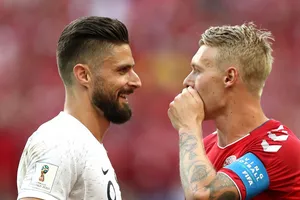 Oliver Giroud (Pháp) và Simon Kjaer (Đan Mạch)