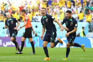 Mitchell Duke ăn mừng bàn thắng