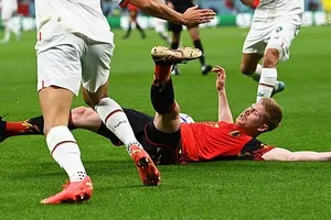 Kevin de Bruyne té ngã khi tuyển Bỉ tự thua trước Morocco
