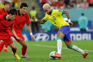 Neymar đi bóng trước các hậu vệ Hàn Quốc