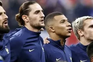 Adrien Rabiot (giữa), bên cạnh Kylioan Mbappe và Antoine Griezmann