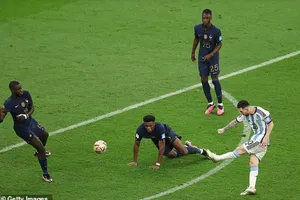 Hàng thủ tuyển Pháp vất vả chống lại Messi