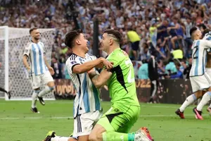 Emiliano Martinez và Paulo Dybala ăn mừng chiến thắng