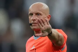 Trọng tài Szymon Marciniak thổi còi trận chung kết bất ngờ bị L'Equipe lên án