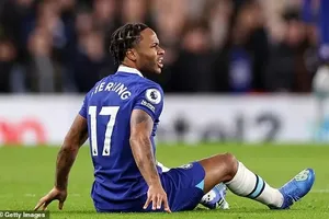 Raheem Sterling rời sân chỉ sau 5 phút