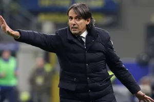 HLV Simone Inzaghi căng thẳng trong lúc chỉ đạo cầu thủ trận gặp Verona