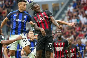 AC Milan và Inter Milan (trái) tranh tài trên sân Saudi Arabia