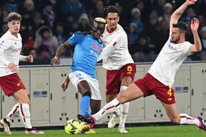 Osimhen giữa hàng phòng thủ AS Roma