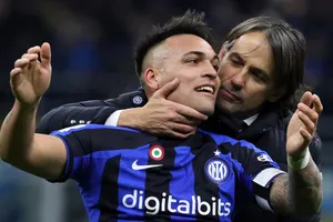 HLV Simone Inzaghi và Lautaro Martinez sau trận derby thành Milan