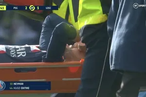 Neymar rời sân trong nước mắt