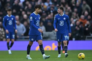 Joao Felix (giữa) cần chơi hay hơn nữa để giúp Chelsea vượt qua khủng hoảng