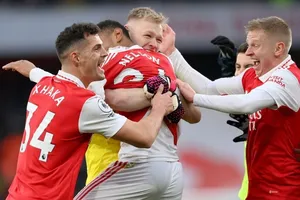 Các cầu thủ Arsenal phấn khích với chiến thắng
