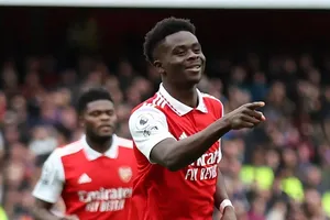 Bukayo Saka tỏa sáng ở Emirates