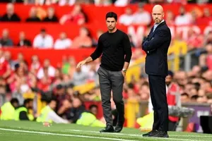 HLV Erik ten Hag của Man United (phải) và Mikel Arteta của Arsenal