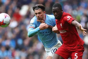 Jack Grealish (trái) vượt qua trung vệ Konate (Liverpool)