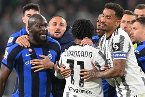 Romelu Lukaku (trái) và Cuadrado đều lãnh thẻ đỏ