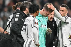 Thủ thành Wojciech Szczesny phải rời sân vì khó thở