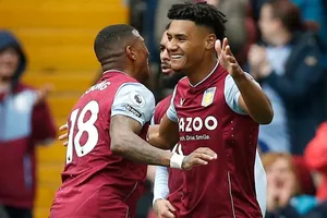 Ollie Watkins (phải) tỏa sáng trước Newcastle