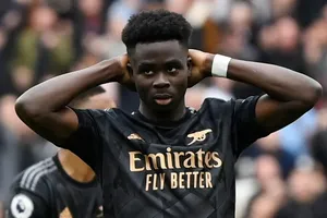 Saka thất thần khi đá hỏng quả 11m