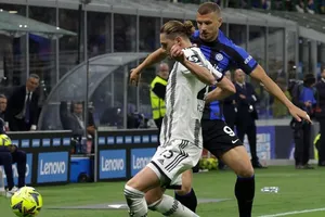 Edin Dzeko (Inter) tranh bóng với Adrien Rabiot (Juventus)
