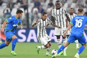 Juventus (áo sọc) có nguy cơ bị trừ điểm