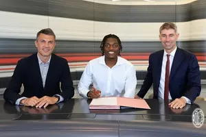 Rafael Leao (giữa), Paolo Maldini (trái) và Ricky Massara (phải) trong buổi ký kết hợp đồng